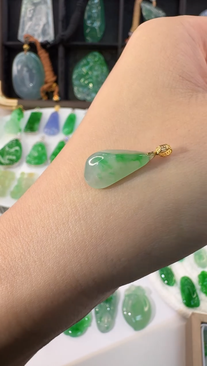 颈饰18K金镶嵌翡翠缅甸A货翡翠