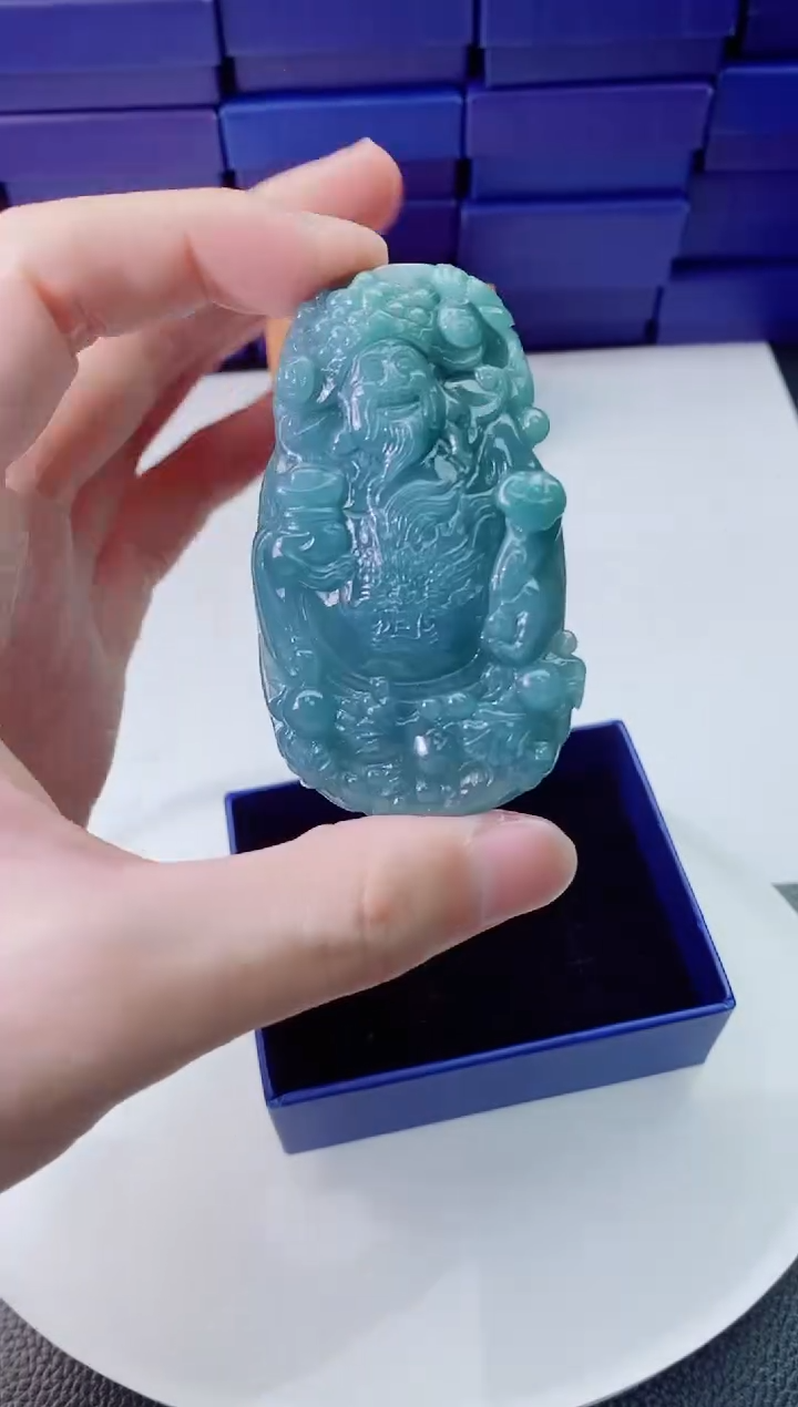 翡翠未镶嵌颈饰         