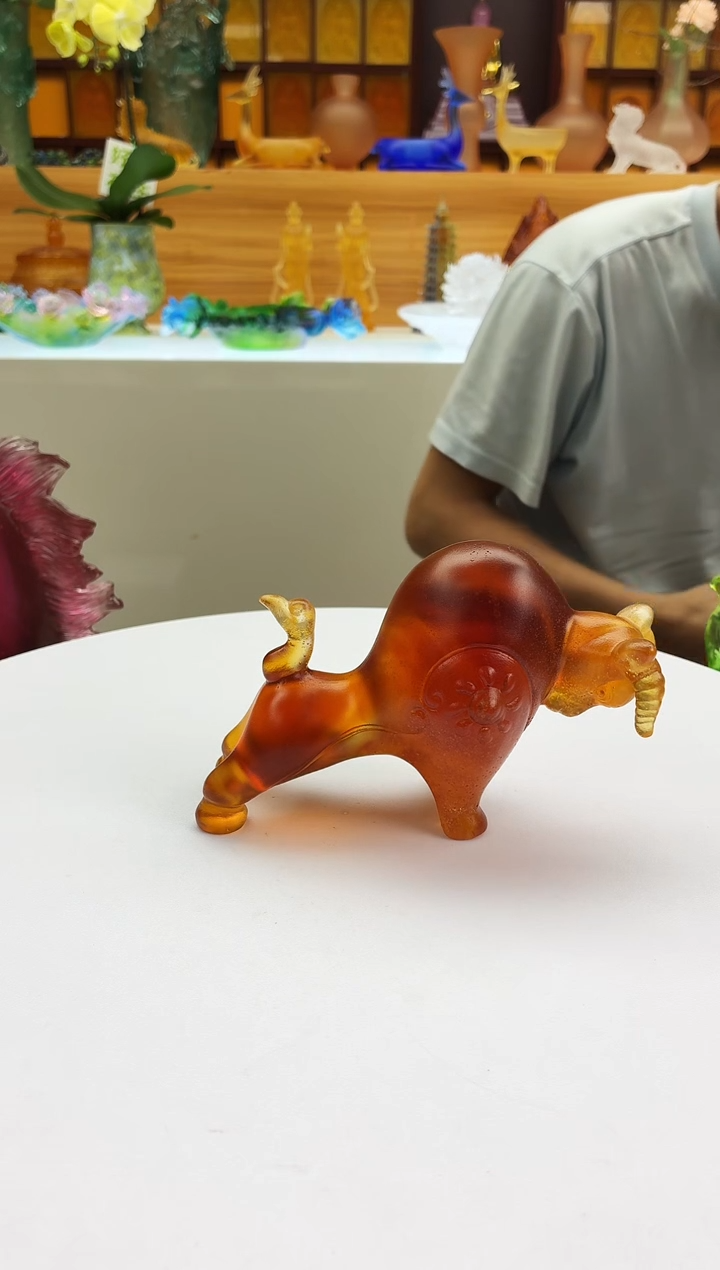 手工艺品琉璃琥珀拓荒牛摆件14*9公分冰冻烧