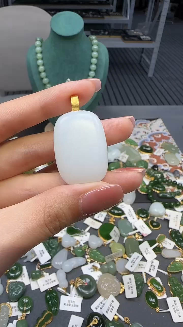 18K金镶嵌和田玉挂件1