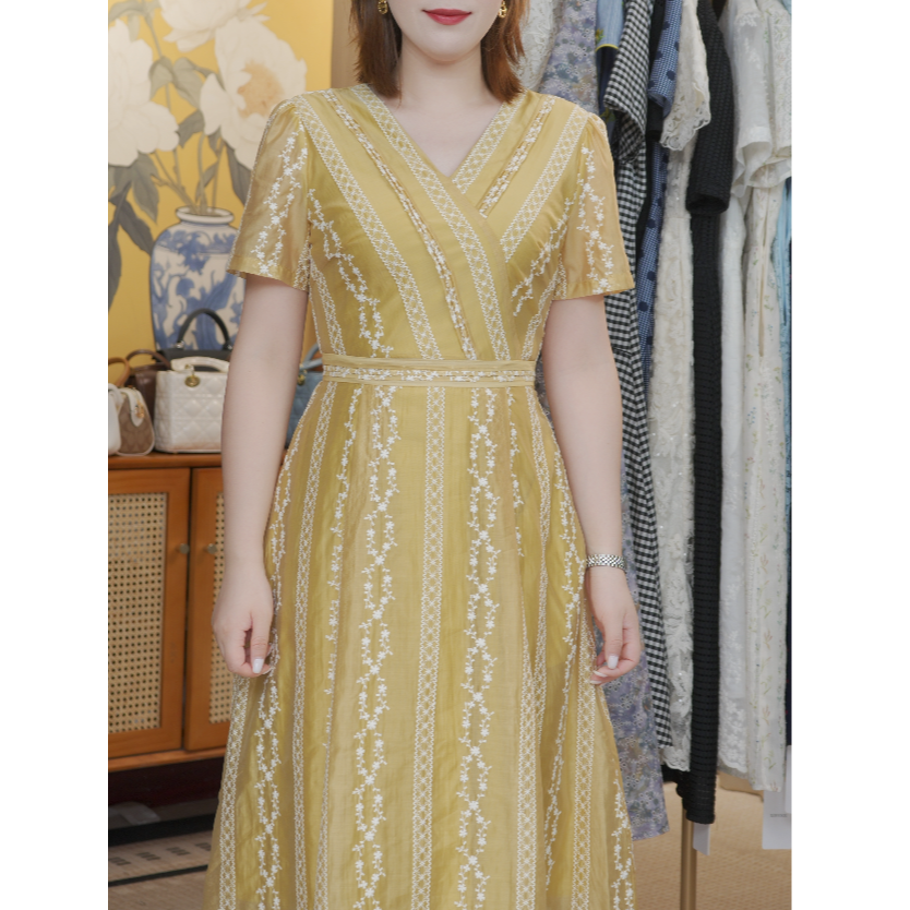 3067L天丝棉绣花线黄色V领连衣裙夏季新款优雅知性收腰A字裙