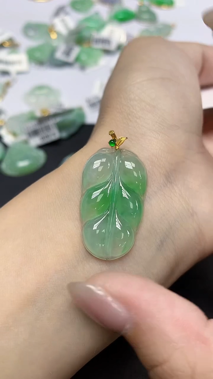 翡翠18K金镶嵌颈饰天然缅甸翡翠A货