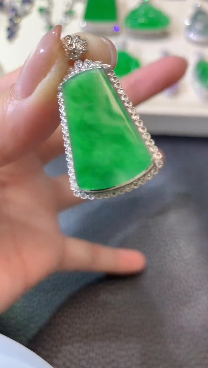 【闪购商品】翡翠吊坠(不含链)18K金镶嵌A70