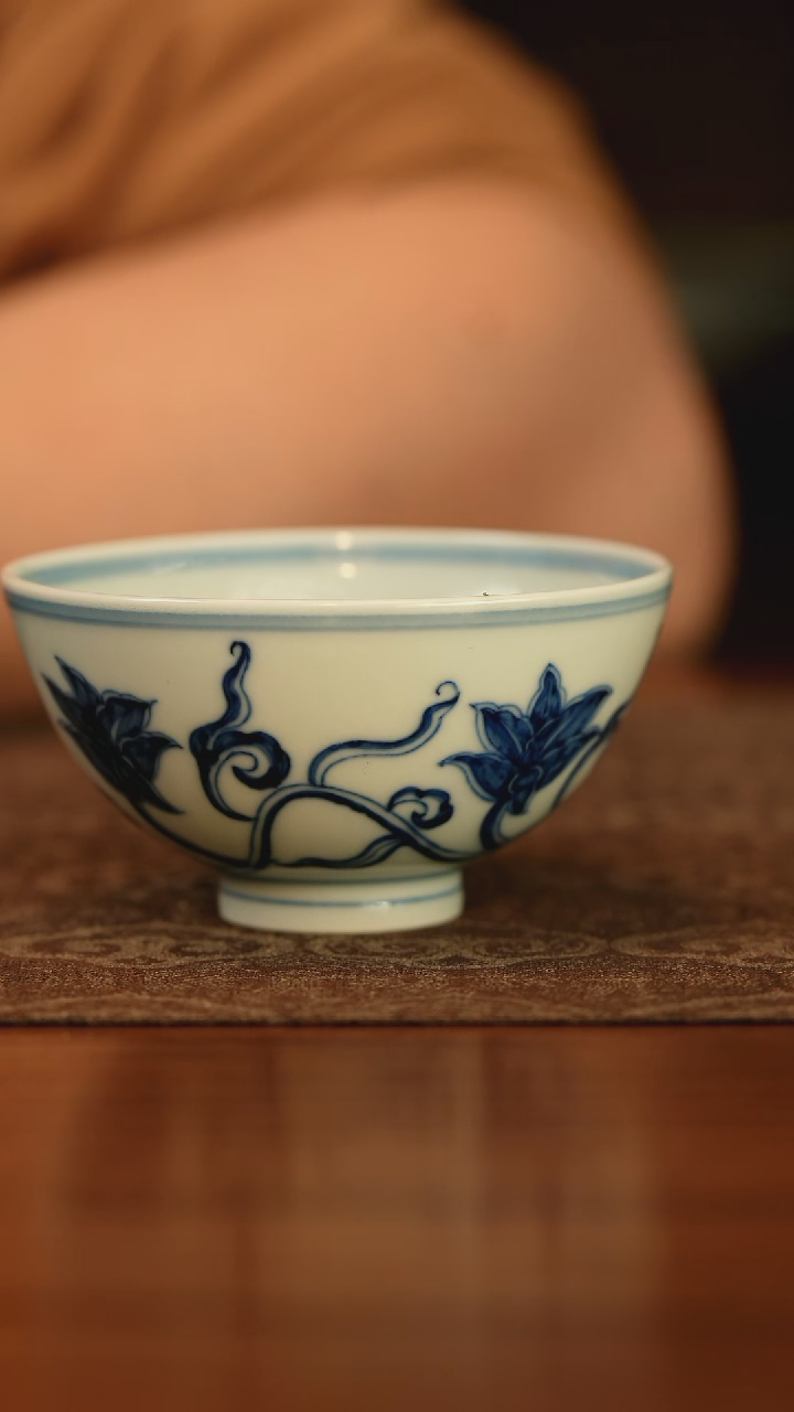 【闪购商品】玩玉仿明青花缠枝秋葵主人杯