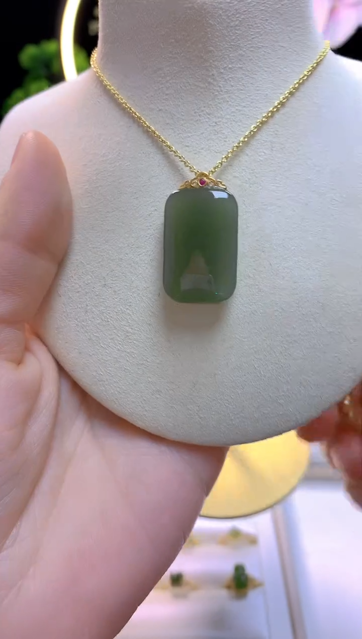 【闪购商品】和田玉吊坠18K金镶嵌湖水绿无事牌