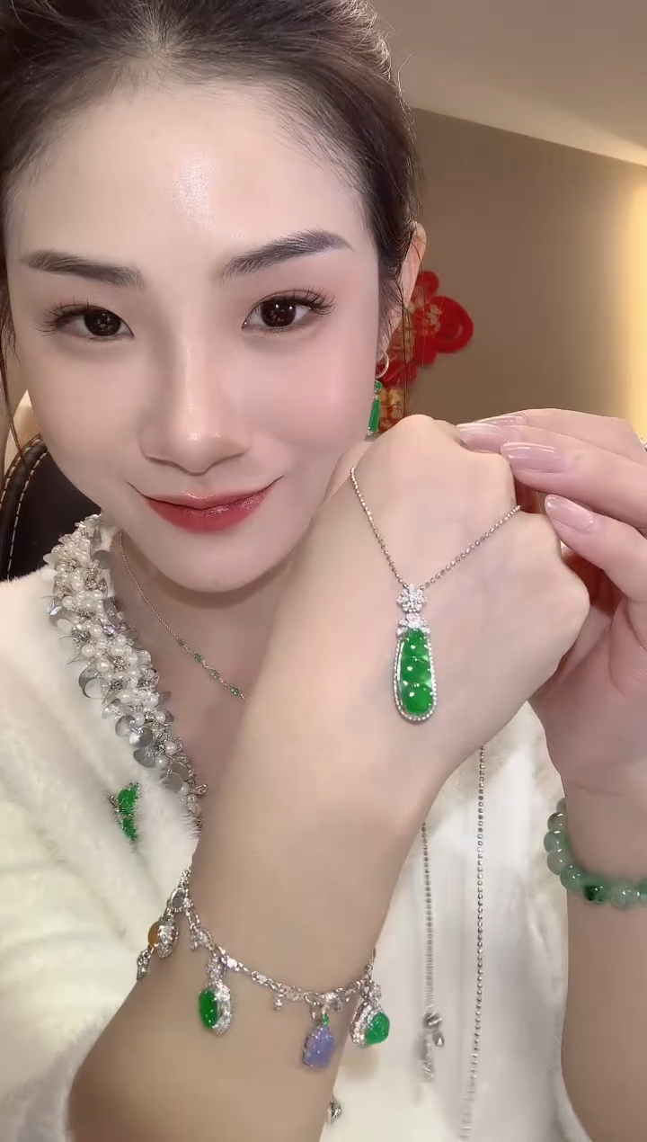 【闪购商品】翡翠吊坠(不含链)18K金镶嵌A28