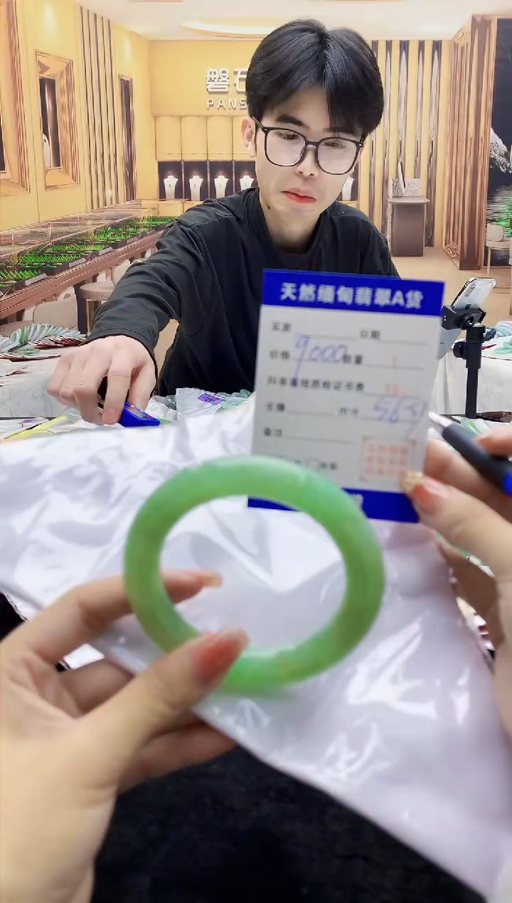【闪购商品】翡翠手镯未镶嵌    9000