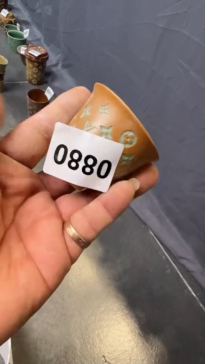 龙泉窑老花铃铛杯0880