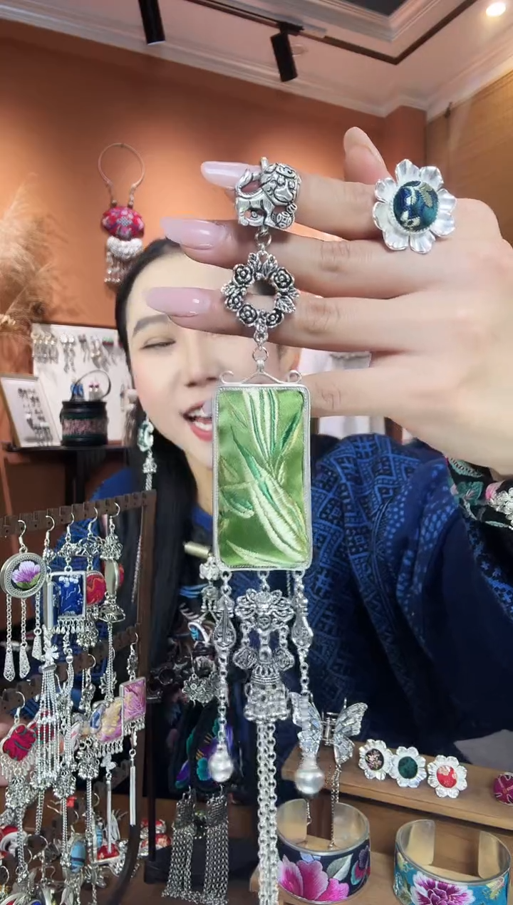 【闪购商品】刺绣纯手工民族风压襟