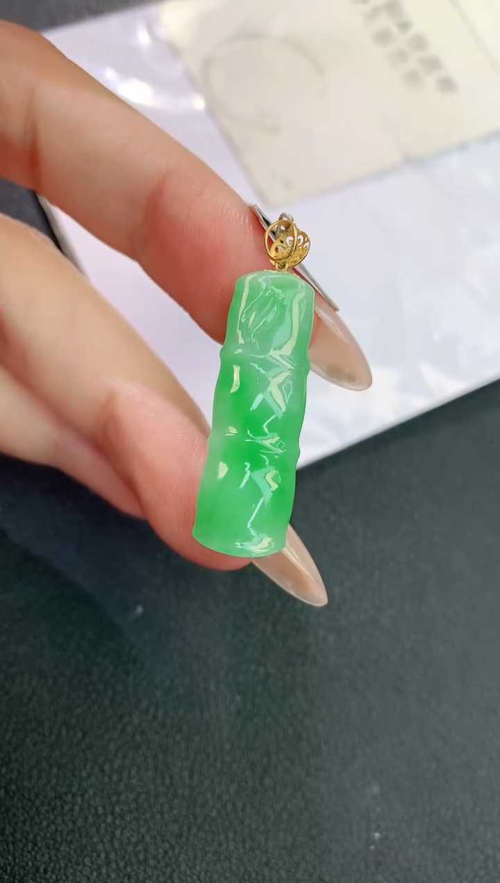 颈饰18K金镶嵌翡翠赠礼盒证书 麦麦