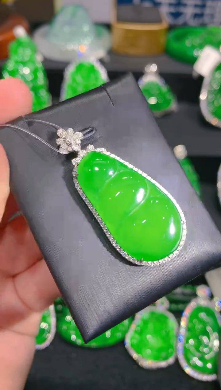 【闪购商品】翡翠颈饰18K金镶嵌84一季