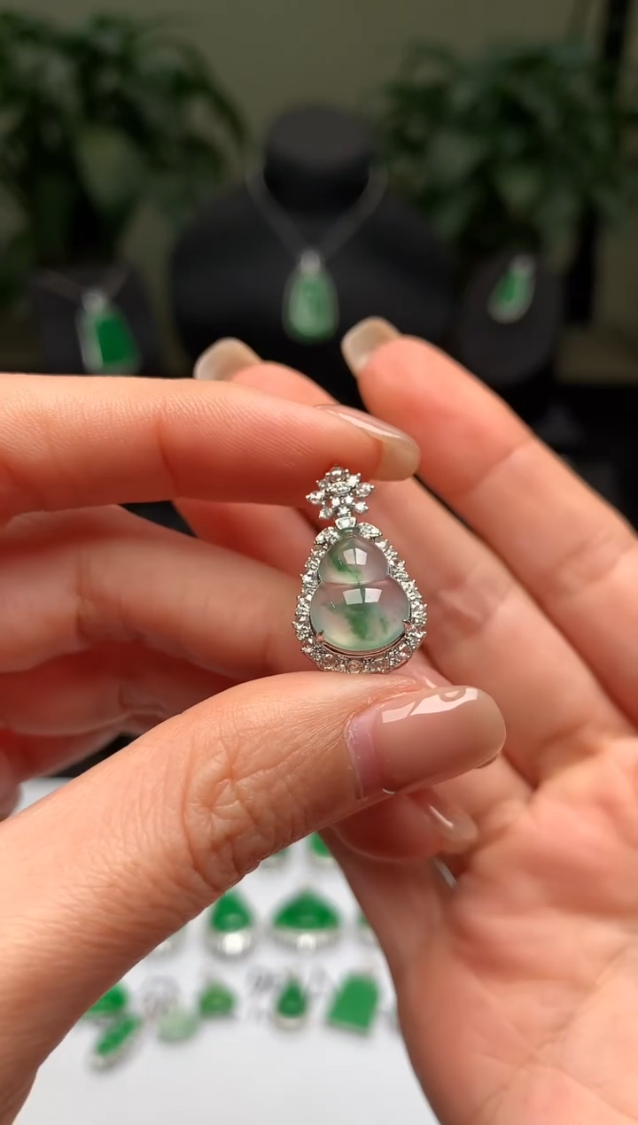 颈饰18K金镶嵌翡翠葫芦