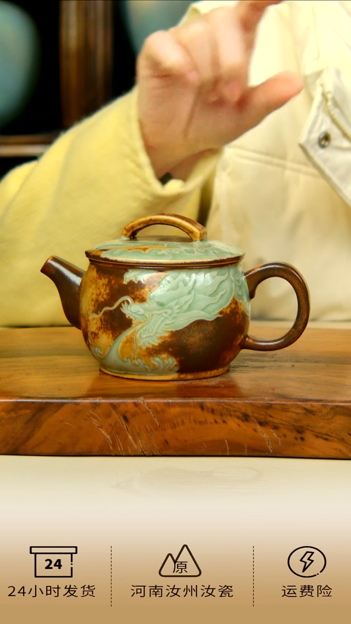 郗奎奎草木灰釉全手工雕刻龙吸水汉瓦壶不完美