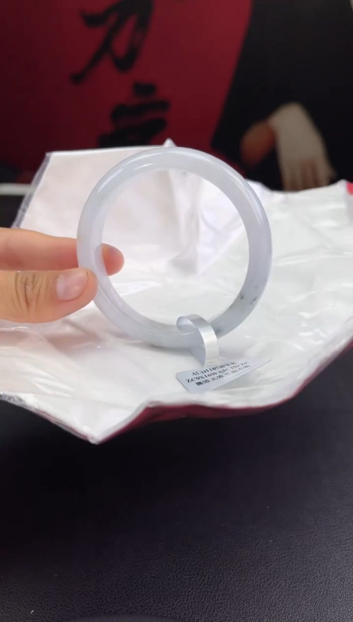 翡翠未镶嵌手镯3翡翠手镯（微瑕）