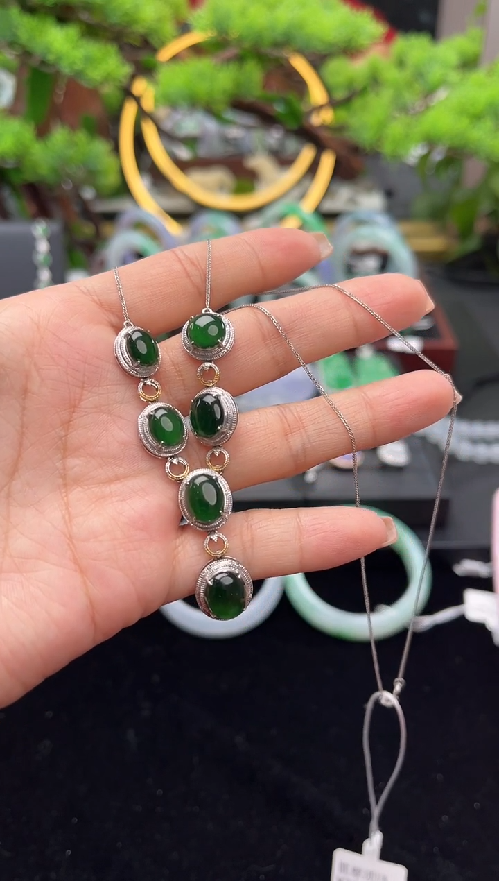 颈饰18K金镶嵌翡翠吊坠