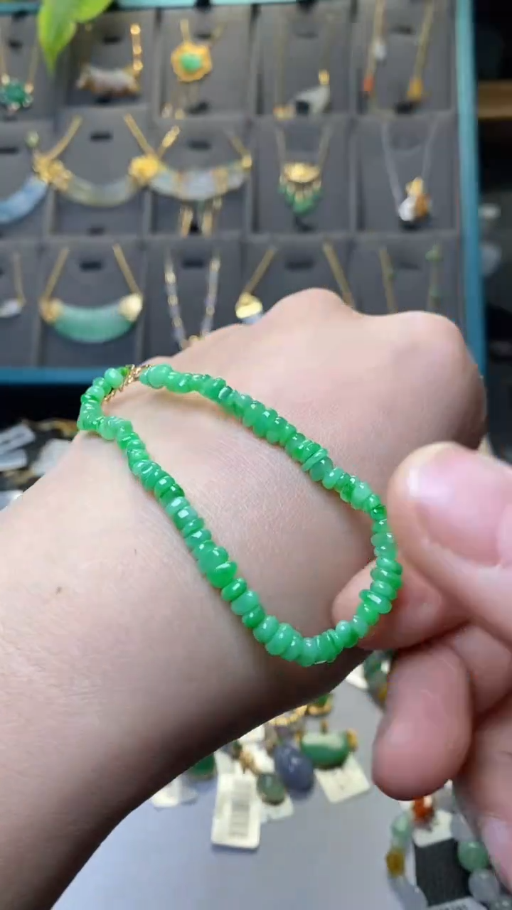 颈饰18K金镶嵌翡翠38067