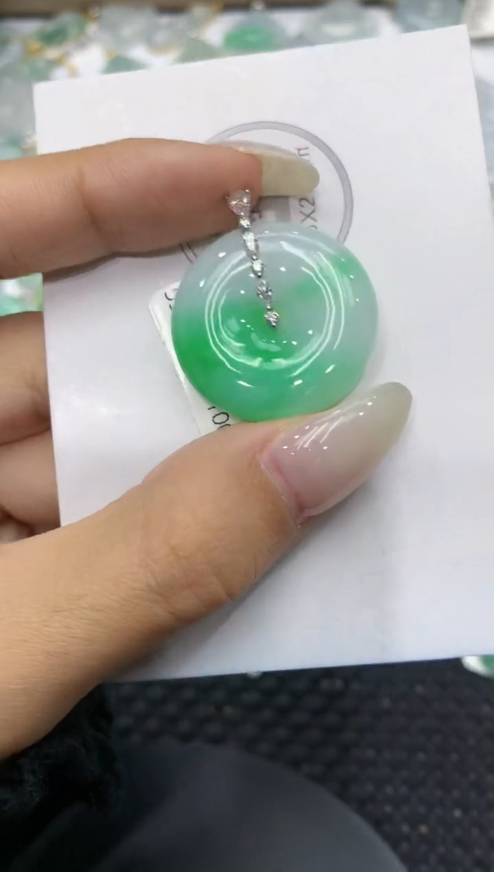 颈饰18K金镶嵌翡翠111111111111