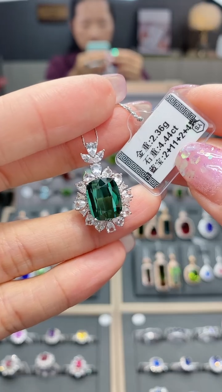 【闪购商品】碧玺颈饰18K金镶嵌4.44配白蓝宝