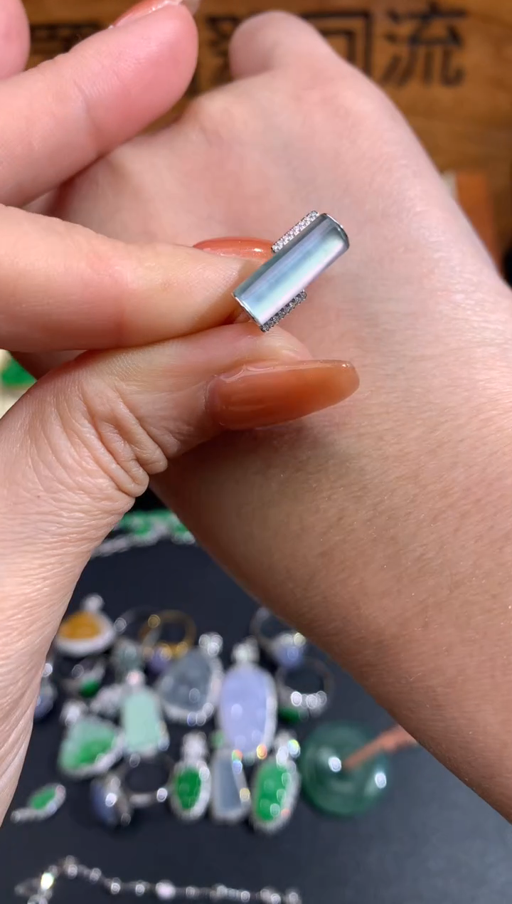 【闪购商品】翡翠吊坠(不含链)18K金镶嵌天然翡翠