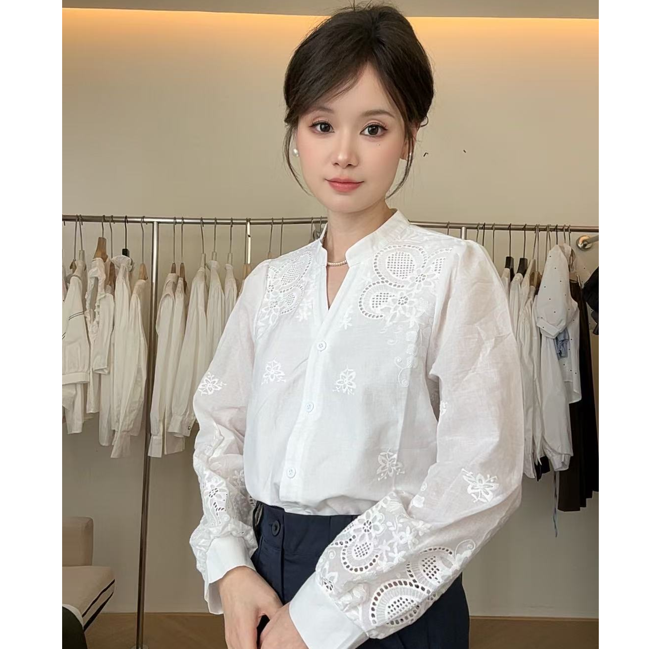 纯色衬衫女2025秋季绣花镂空长袖V领衬衣洋气减龄通勤小衫