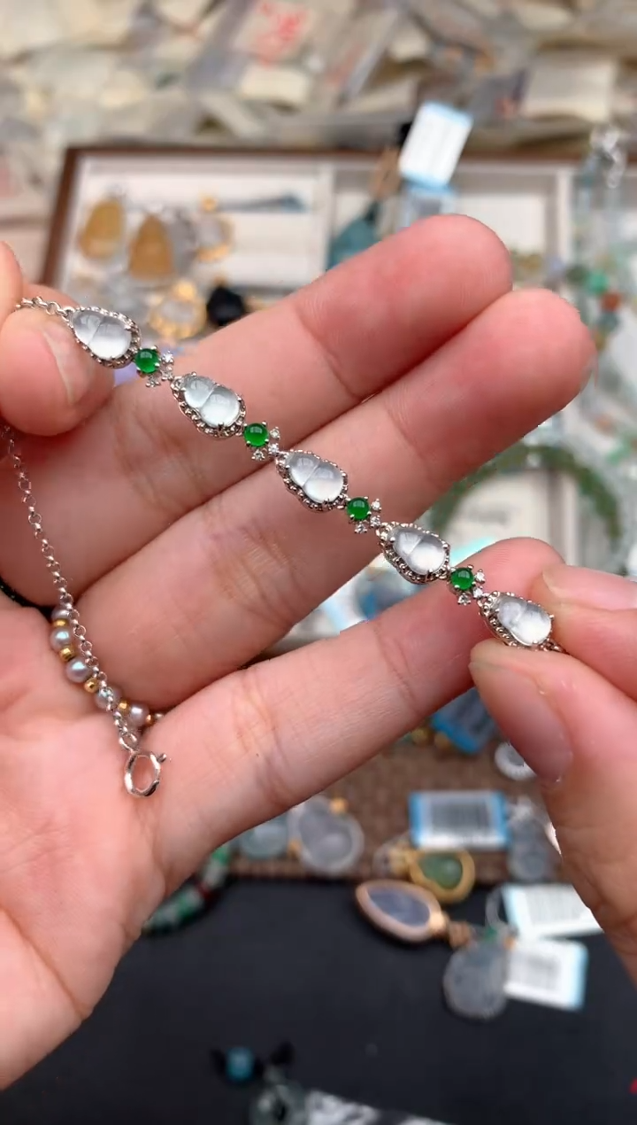 18K金镶嵌挂件翡翠一