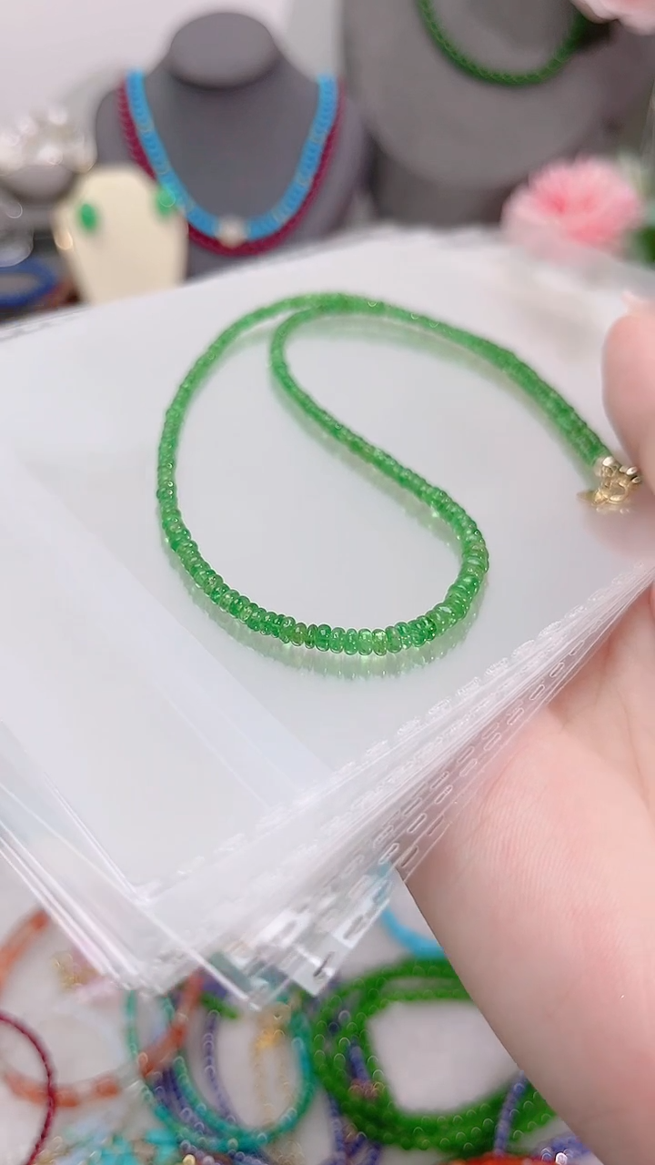 颈饰18K金镶嵌石榴石（沙弗莱）算盘1200