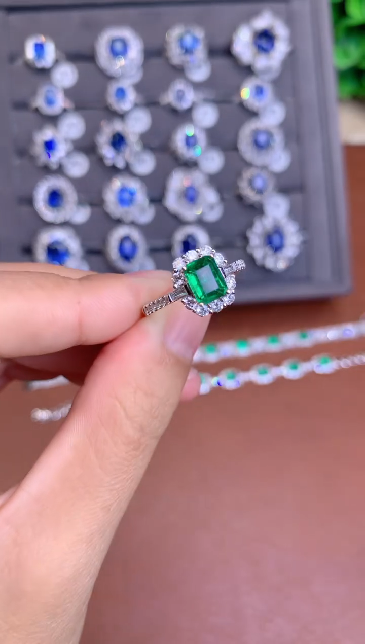 【闪购商品】祖母绿戒指18K金镶嵌0.82CT