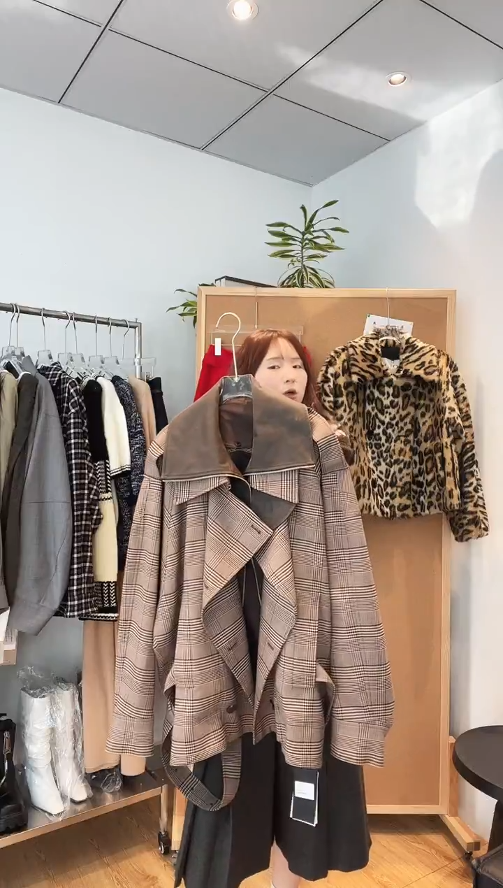 编号020 设计师品牌25新款风衣外套  待开价