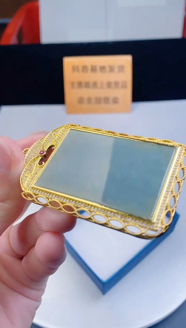 颈饰未镶嵌翡翠   