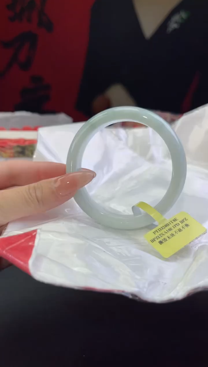【闪购商品】翡翠手镯未镶嵌10翡翠手镯(微瑕）