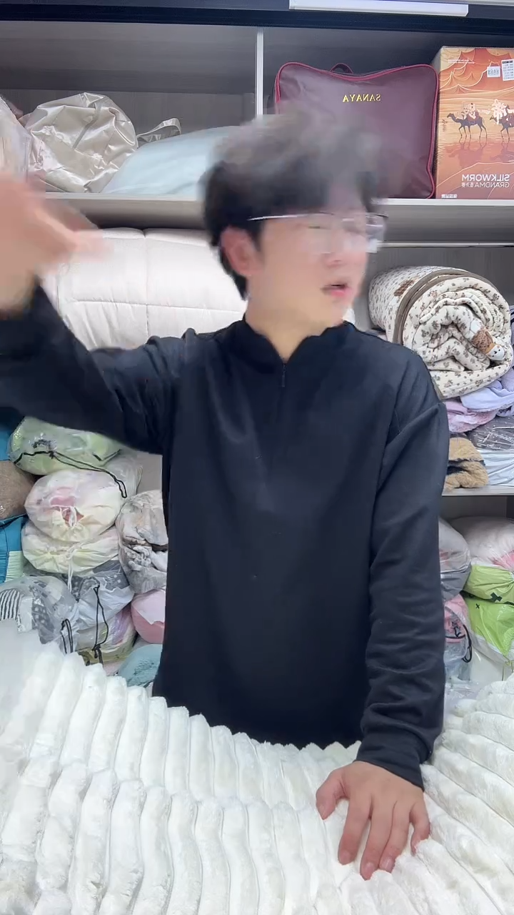 棉瑕疵米黄抽条兔毛绒四件套