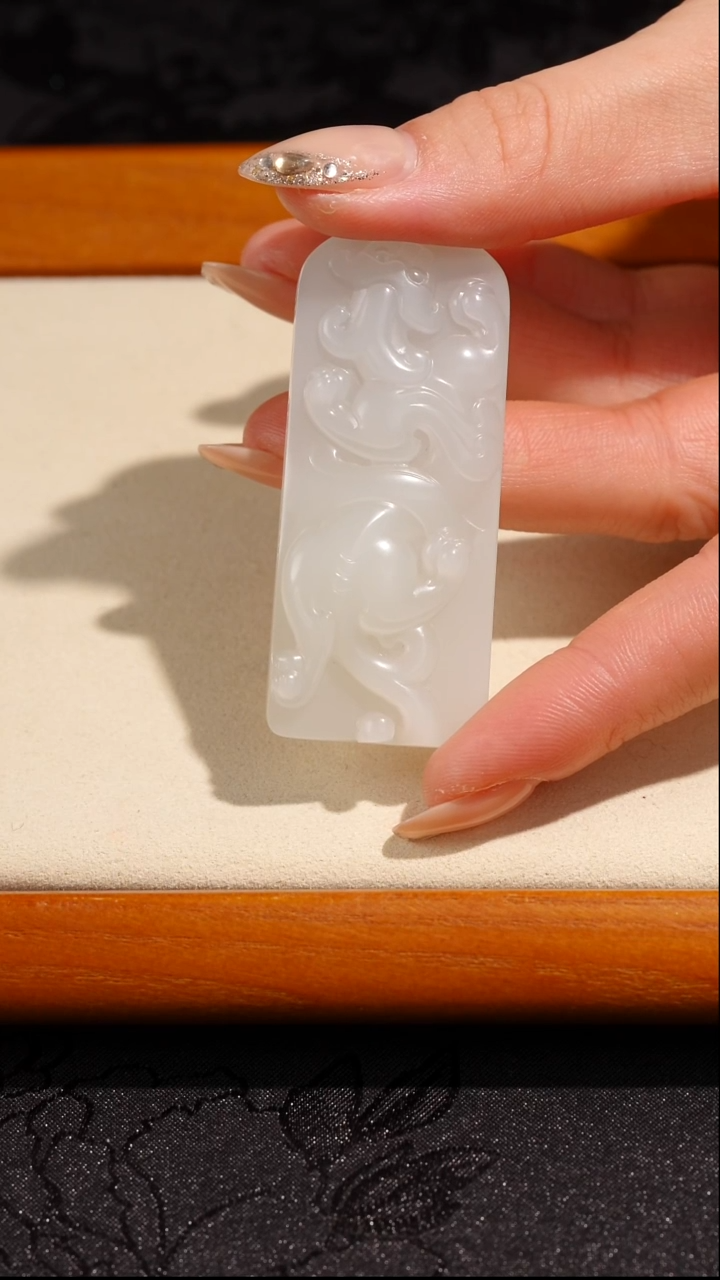 吊坠(不含链)未镶嵌和田玉（白玉）和田玉白玉螭龙牌 约28.37g