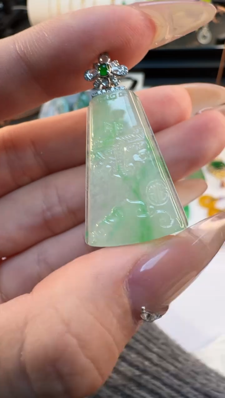 【闪购商品】翡翠颈饰18K金镶嵌缅甸翡翠A货吊坠