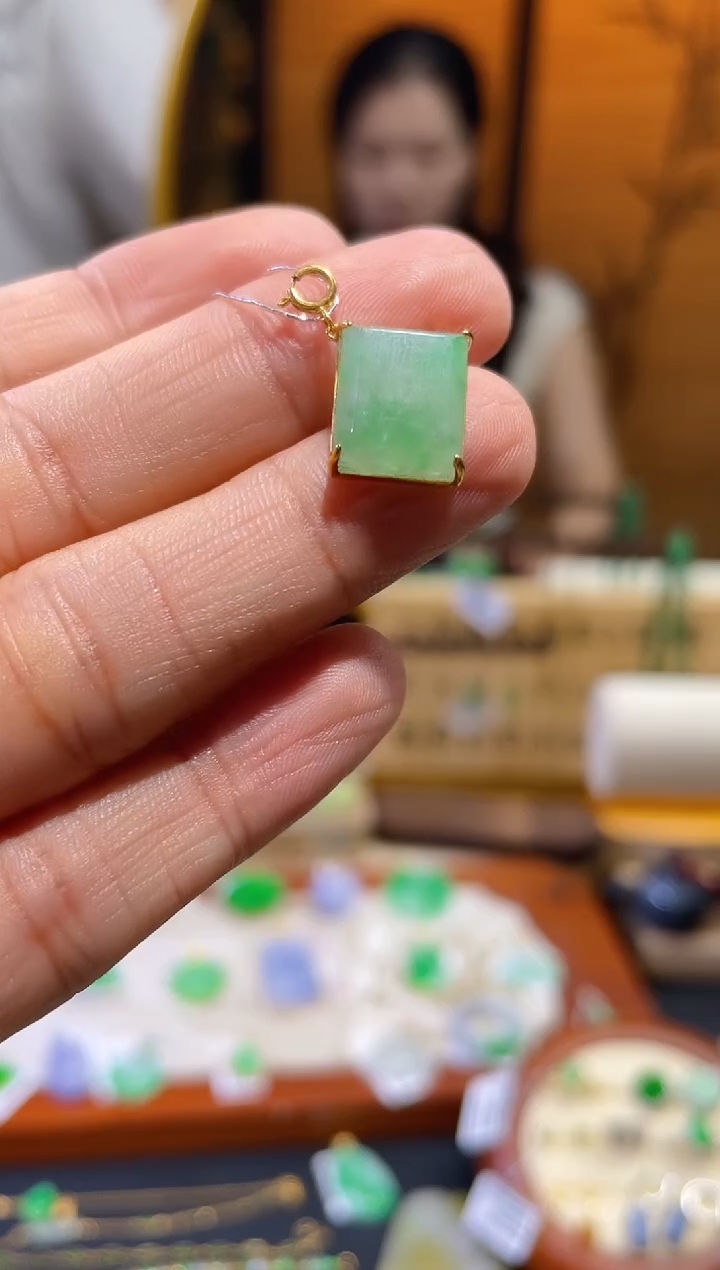 翡翠18K金镶嵌颈饰无事牌