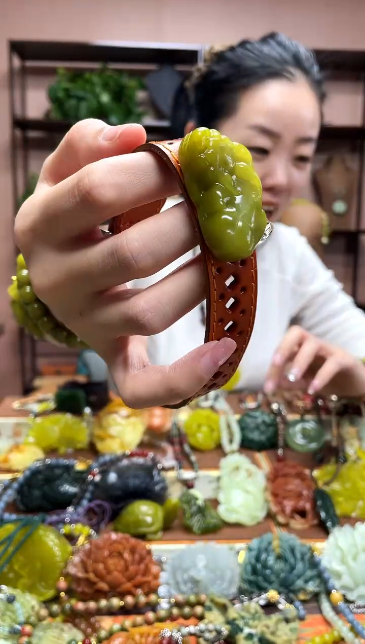 未镶嵌岫玉吊坠多样性发货发其中之一