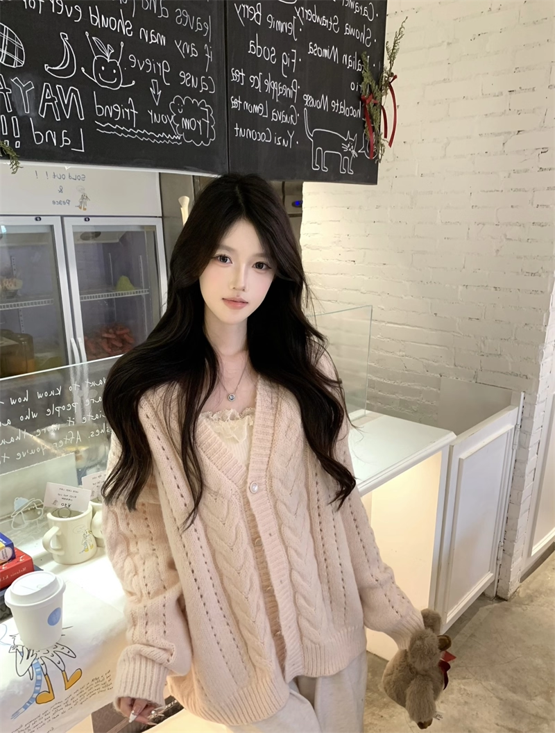 温柔风甜美粉色v领毛衣外套女2025秋冬宽松减龄麻花针织开衫上衣