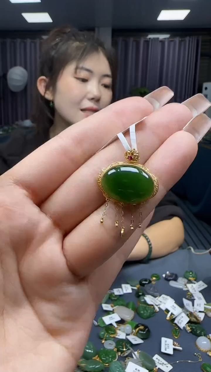 【闪购商品】和田玉挂件18K金镶嵌1