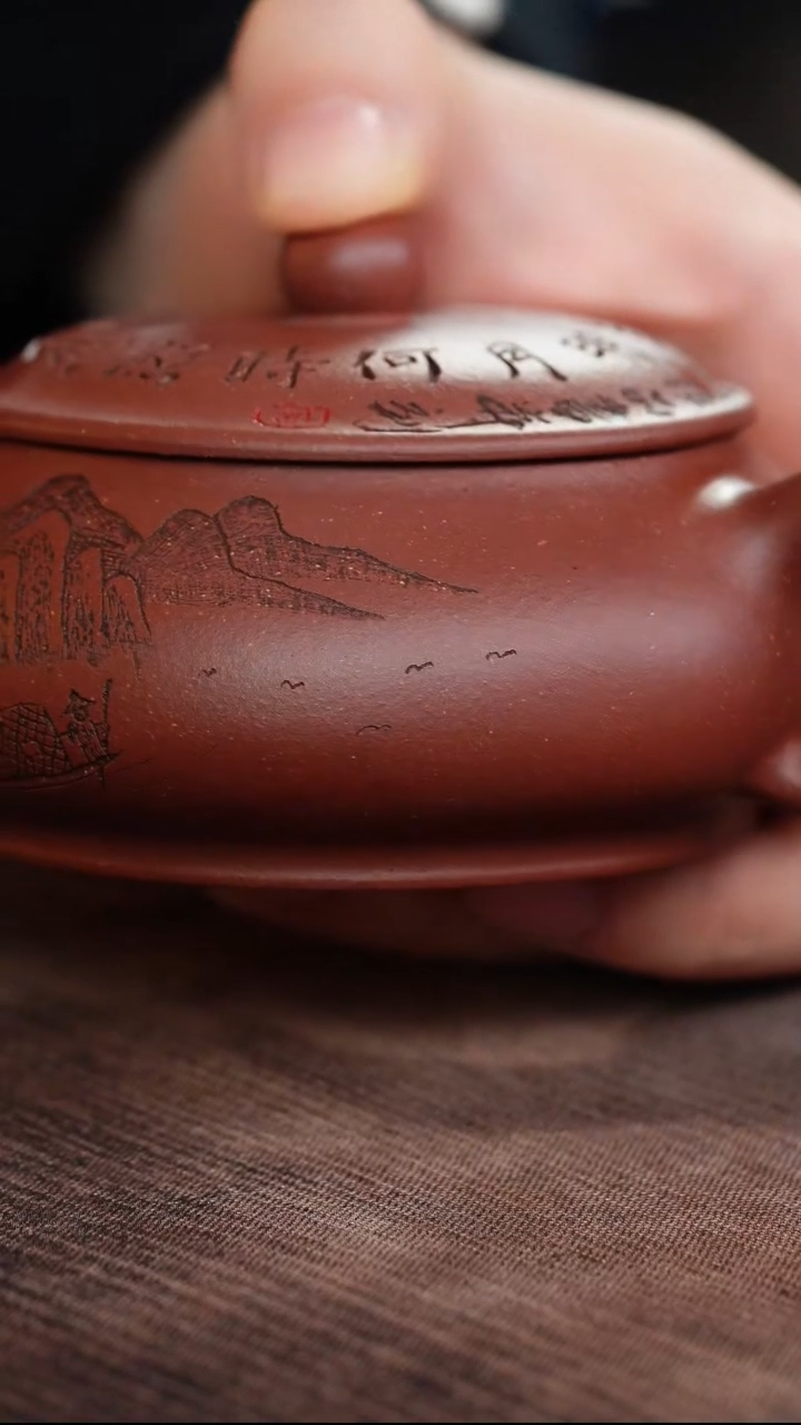 候品刻绘山水紫砂壶