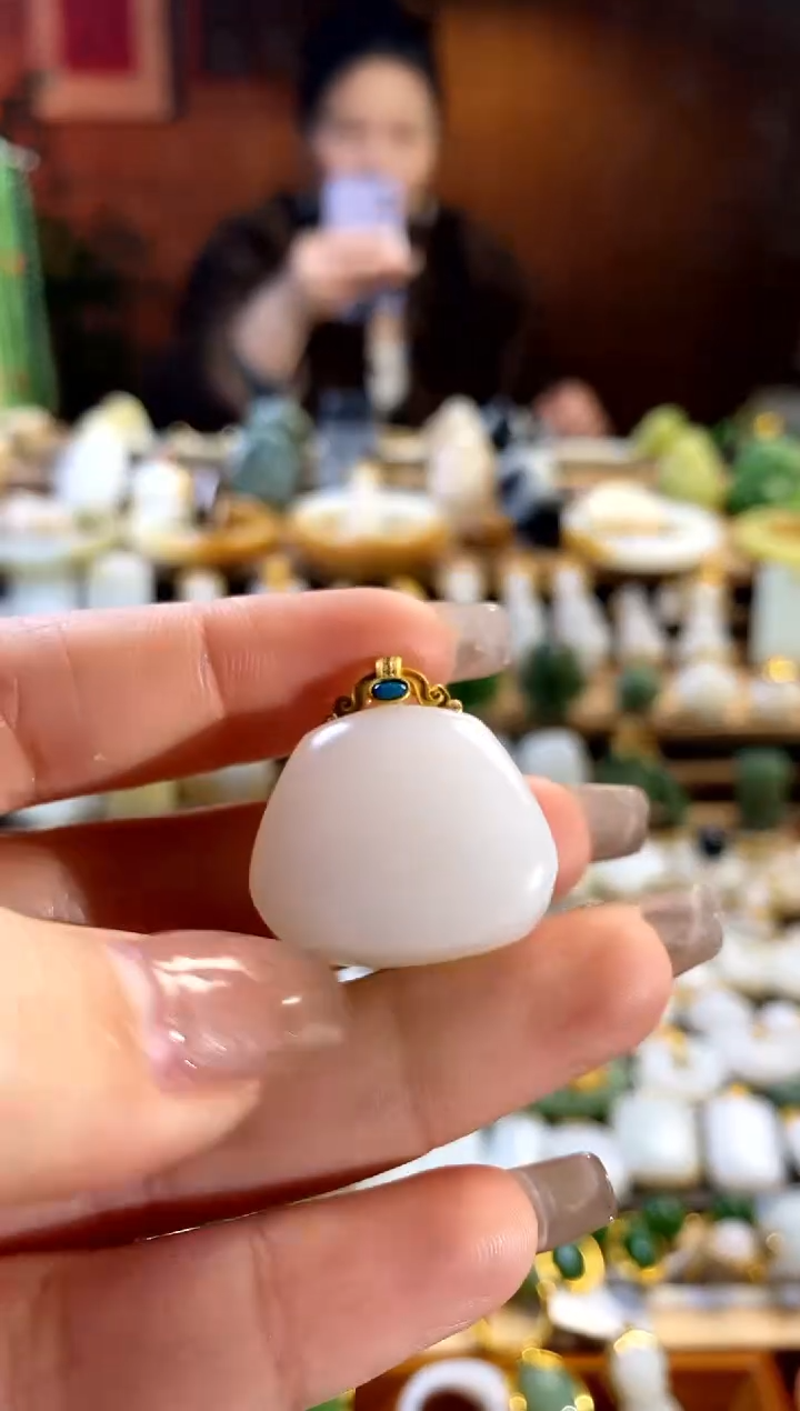 【闪购商品】和田玉吊坠18K金镶嵌。。