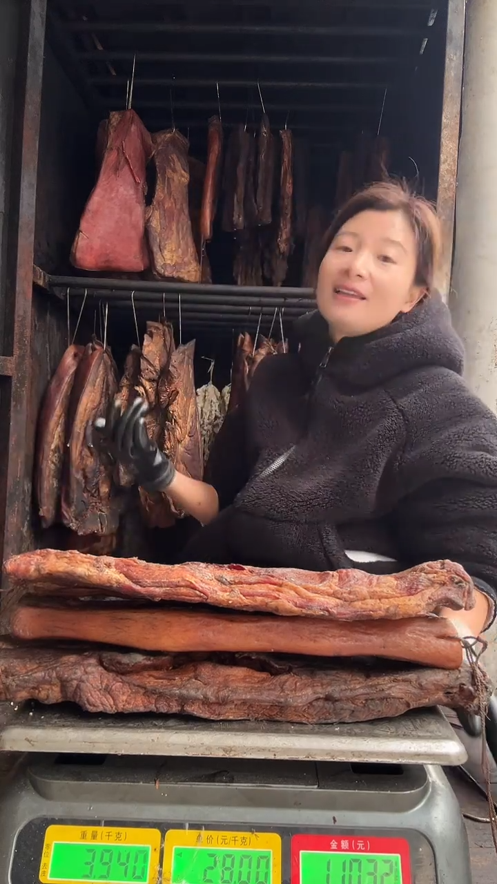 传统工艺柴火烟熏猪前腿