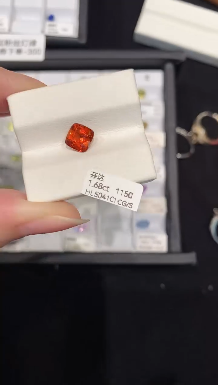 未镶嵌裸石石榴石（芬达石）1.68CT HL5041CI CG/S