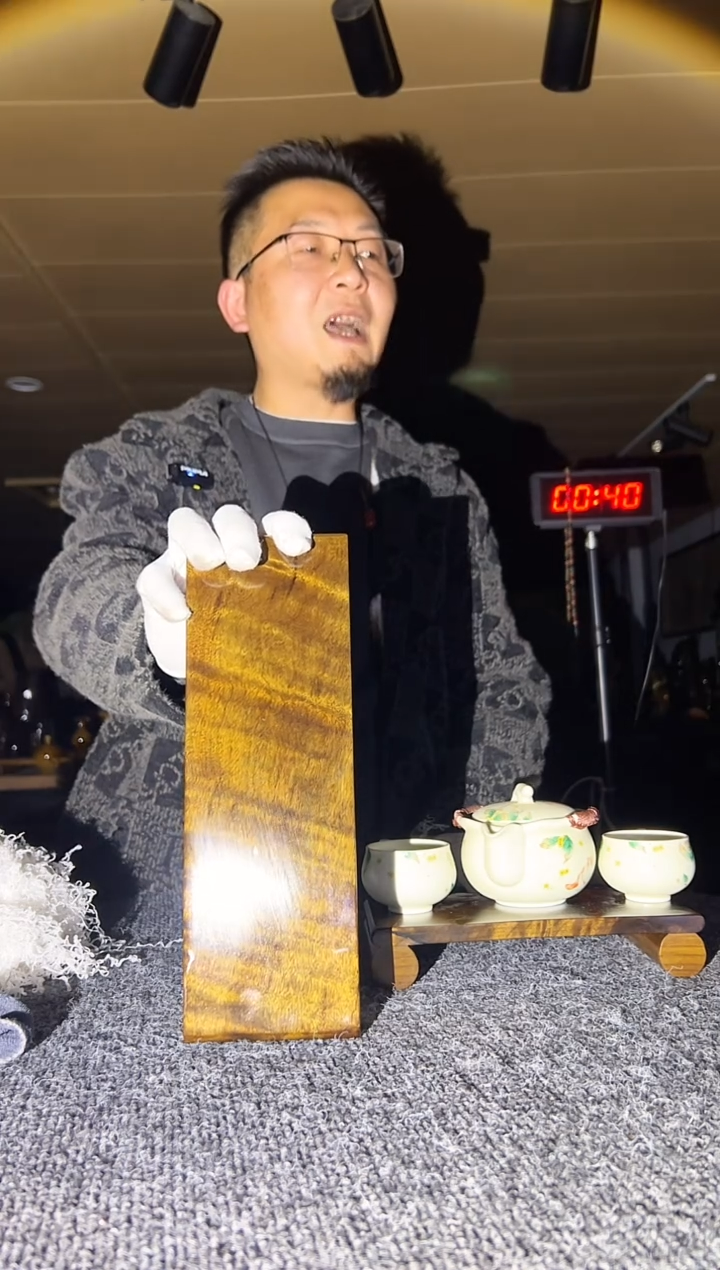 金丝楠木雕款马**川金丝楠木摆件