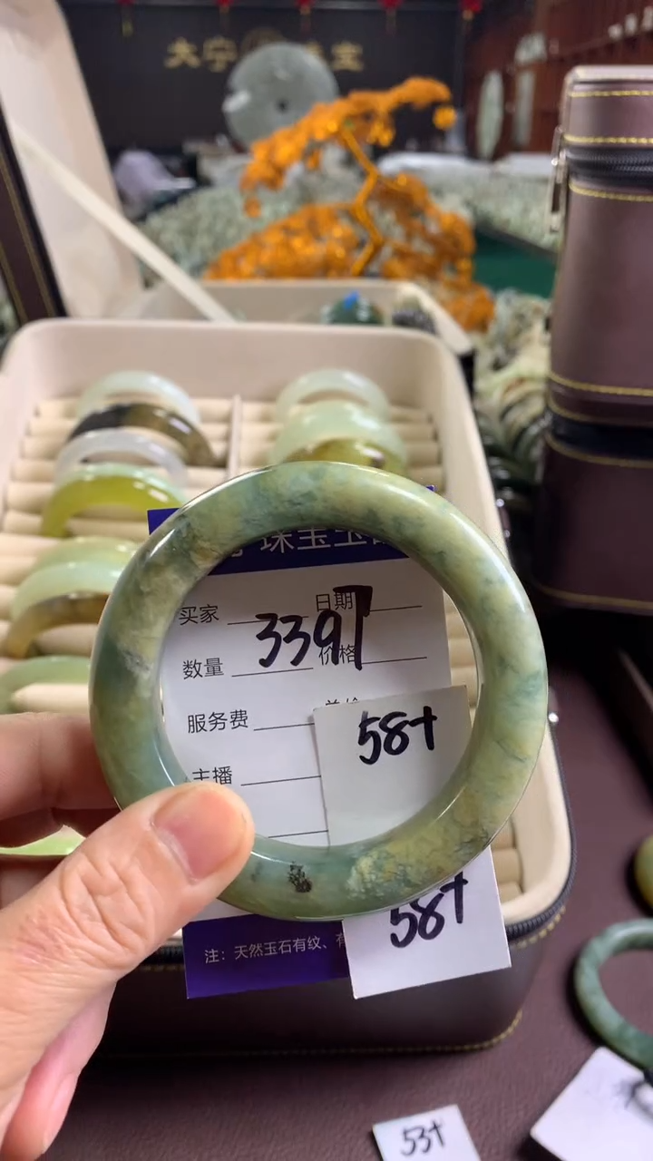 未镶嵌蛇纹石玉手镯嘴**扬3397