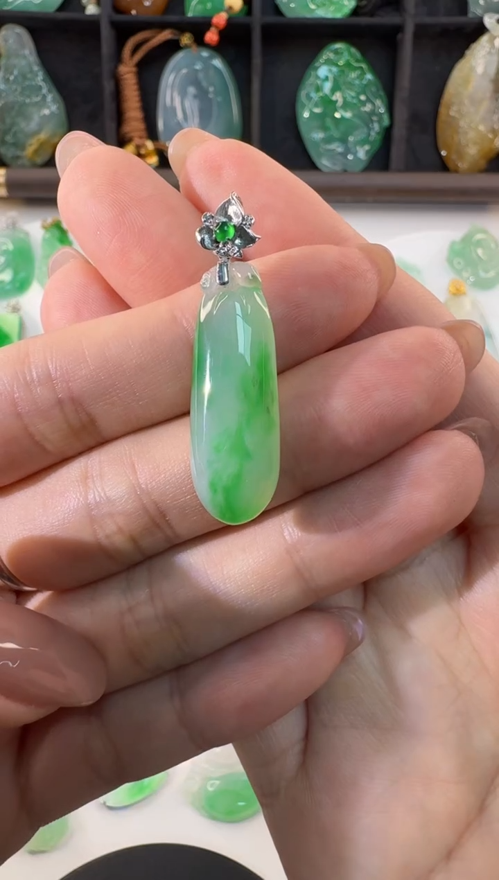 颈饰18K金镶嵌翡翠缅甸A货翡翠