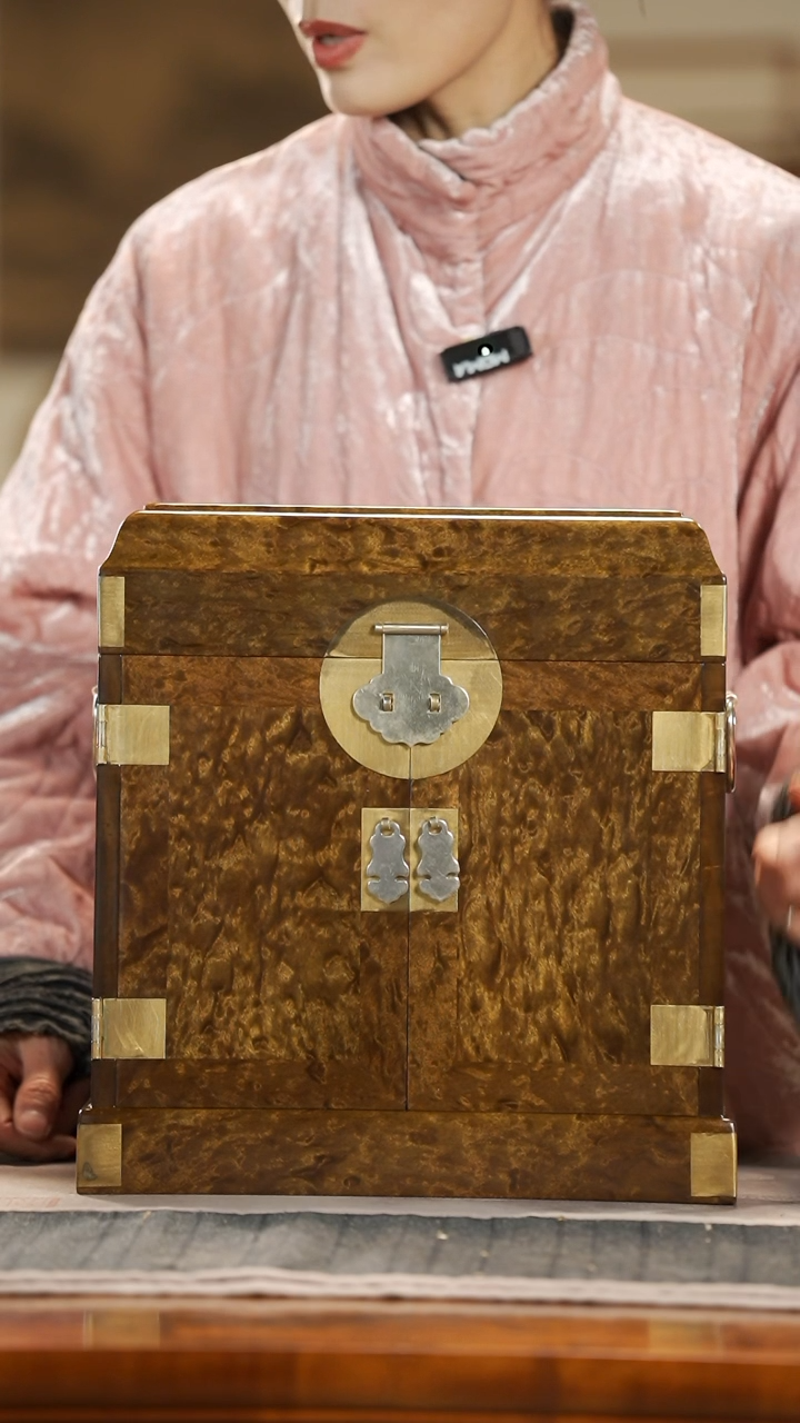 【闪购商品】金丝楠木雕龙胆纹一木一器官皮箱