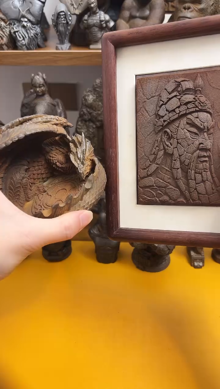 金属荖*龙形烟灰缸   浮雕关羽