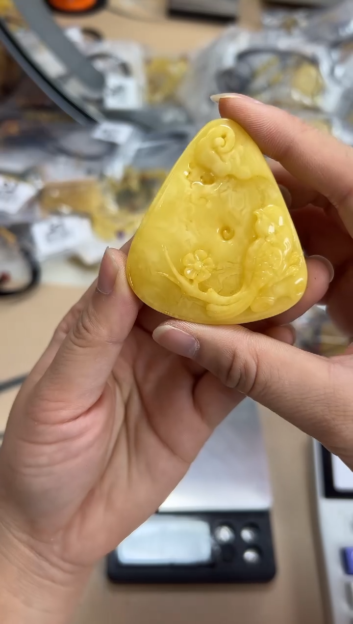 【闪购商品】琥珀裸石未镶嵌蜜蜡吊坠