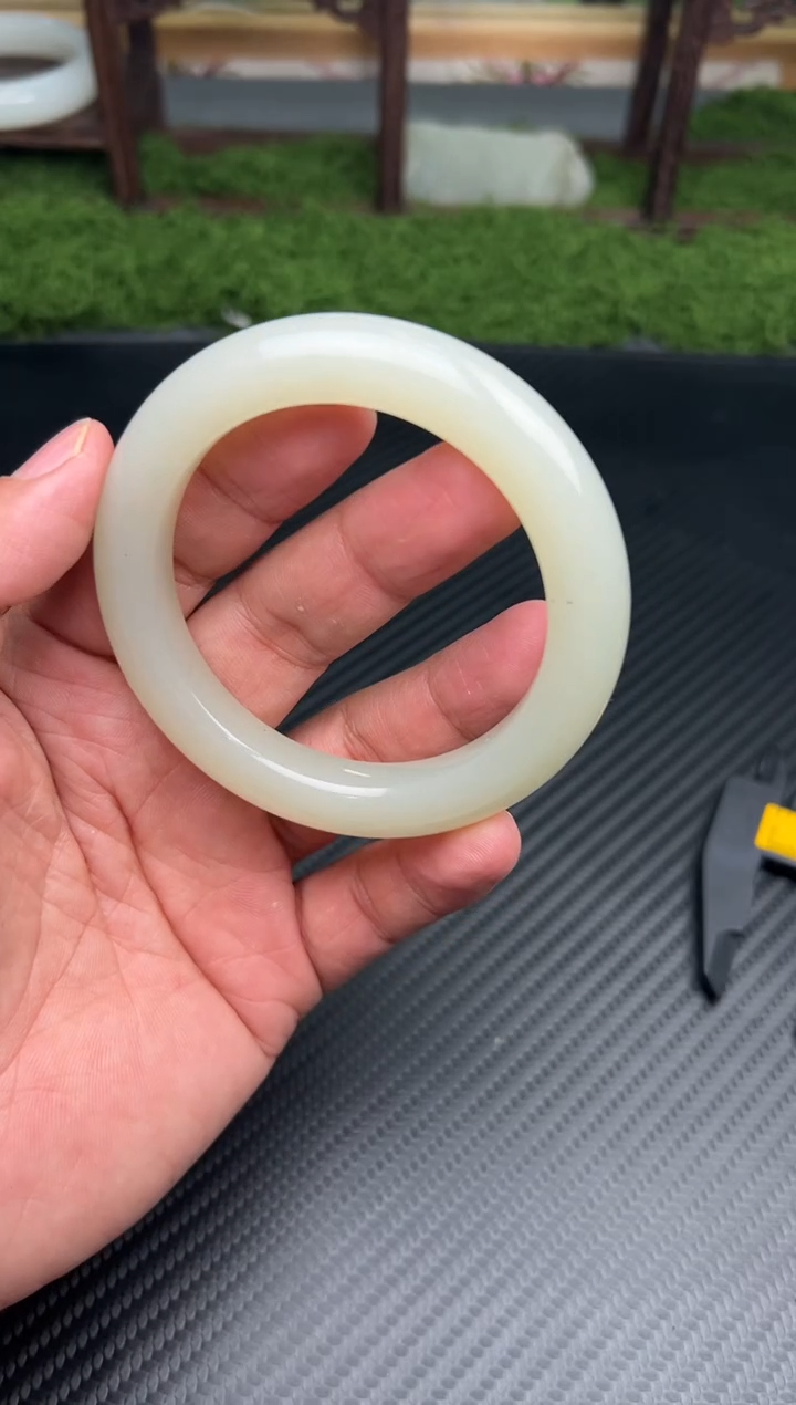 未镶嵌手镯和田玉黑山微色差58Sm