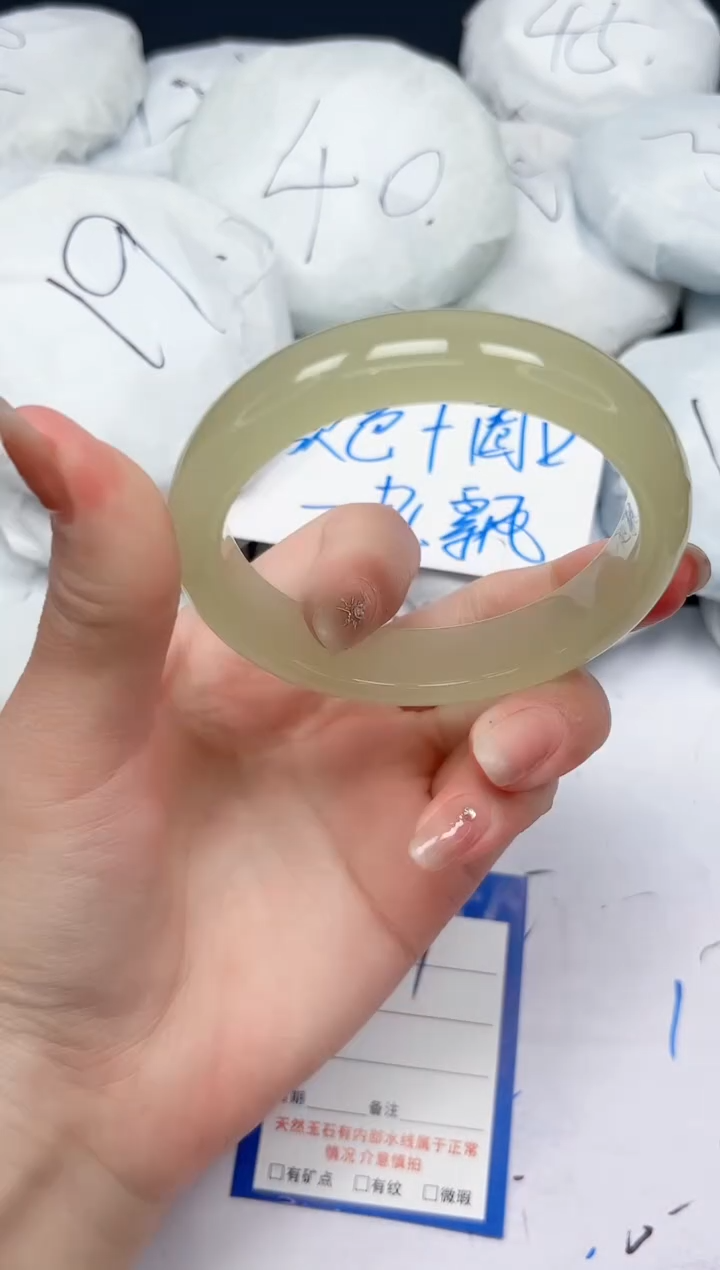 未镶嵌手镯石英质玉79/58.8