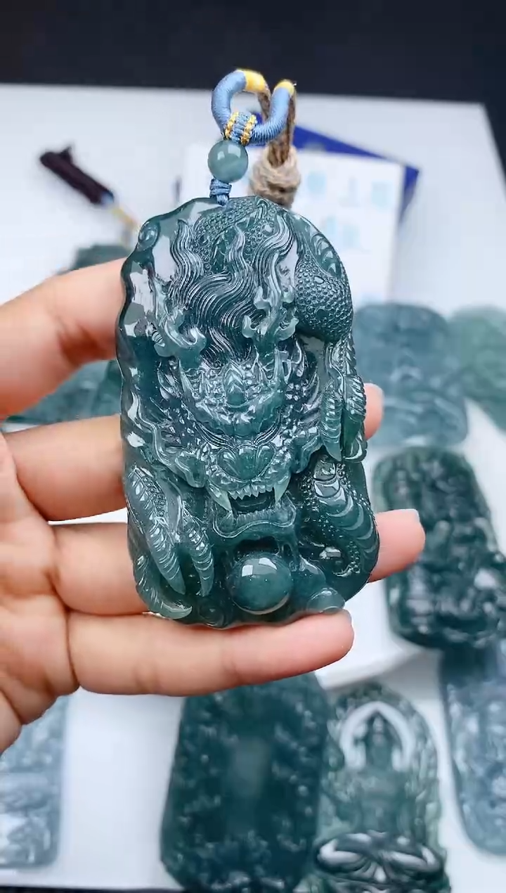 翡翠未镶嵌颈饰1